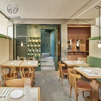 Ensemble de mobilier de restaurant et café moderne, écologique et durable : tables à manger en bois, chaises à dossier courbé, banquette en tissu, sièges en métal