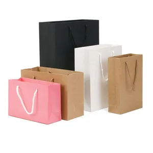 उच्च गुणवत्ता वाले लक्जरी बुटीक शॉपिंग बैग कपड़ों के लिए पुन: प्रयोज्य फोल्डेबल ब्लैक गोल्ड चेन पेपर गिफ्ट बैग