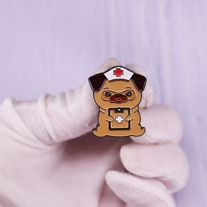 Lindo Pug enfermera broche médico Cruz Roja perro Pin emergencia temática Animal joyería para trabajadores de la salud amantes de las mascotas fundido - Product Image 5