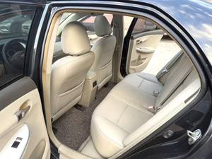 سيارة تويوتا كورولا سيدان مستعملة بناقل حركة يدوي وفتحة سقف - اقتصادية - Product Image 3