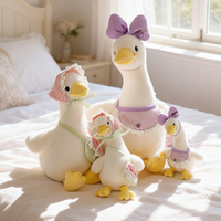 Harga Pabrik Boneka Bebek Putih Lembut Kawaii Berpakaian Topi Gingham dan Pita, Boneka Hewan Angsa untuk Perlengkapan Fotografi Anak