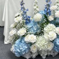 Chemin de table et rangée de fleurs artificielles bleues, blanches, roses, hortensias et delphiniums pour décoration de mariage, allée et scène