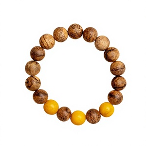 Pulsera de cuentas clásica de madera de ágar natural de Vietnam y coral amarillo, hecha a mano, regalo para meditación, unisex, de moda. - Product Image 1