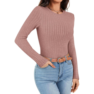 Camiseta de manga larga para mujer con cuello redondo, silueta ajustada y tejido acanalado de primera calidad, estilo minimalista refinado. - Product Image 1