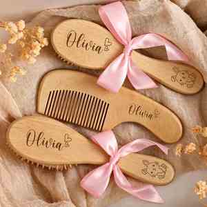 Ensemble de 3 brosses à cheveux pour bébé en bois, gravure personnalisée du nom, laine de chèvre douce, design moderne multifonctionnel - Cadeau de naissance - Product Image 1