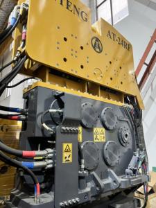 Martello Vibrante Idraulico ad Alta Frequenza ANTENG AT-24RF Montato su Escavatore per Palificazione Tubolare 5500kg Fabbrica di Jiangsu - Product Image 2