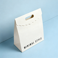 Schöne Luxus-Einkaufstasche mit Bedrucktem Logo und Ausgestanzten Griffen in Rosa für Geschenke und Kosmetikverpackungen