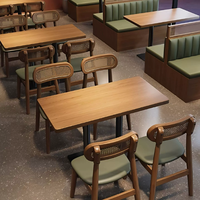 Chaise de salle à manger en bois de style Mid-Century Modern avec dossier en rotin et assise rembourrée verte pour café, bistrot, restaurant - Vente en gros