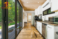 Maison modulaire noire moderne avec mur en verre pleine hauteur pour l'hébergement en glamping, hôtel, parc de vacances