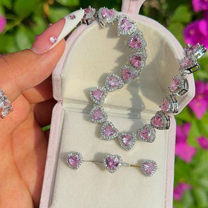 Ensemble de bijoux tendance : Collier pendentif cœur mignon en zircon cubique rose et bague minimaliste - Product Image 4