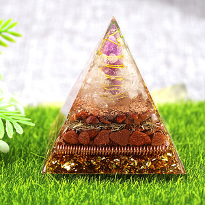 Pyramide en résine époxy avec copeaux de cristal, ornement de bureau, décoration d'intérieur, pilier en jade violet, pagode à trois étages - Product Image 2