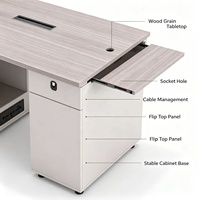 Poste de travail collaboratif mobile pour 2 personnes avec plateau en mélamine chêne clair, écran de confidentialité et base de rangement à roulettes verrouillables