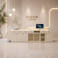 Le design minimaliste du comptoir d'accueil blanc crème de luxe léger convient aux cliniques de beauté et aux magasins de détail OEM/ODM