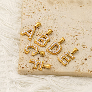 Breloques en perles avec initiales |   Pendentifs initiaux A-Z en acier inoxydable plaqué or 18K PVD |   Imperméable, hypoallergénique et inaltérable - Product Image 2