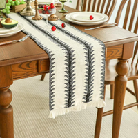 Chemin de table en coton biologique jacquard personnalisé de luxe à motif géométrique vert avec des glands pour les fêtes, les festivals, la décoration de la maison