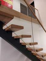 Escalier en tube carré moderne durable personnalisé avec surface antidérapante, garde-corps en verre pour usage intérieur dans les hôtels et villas, respectueux de l'environnement