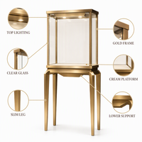 Vitrine à bijoux sur pied sur mesure avec cadre en acier inoxydable finition or, vitrine en verre et éclairage LED