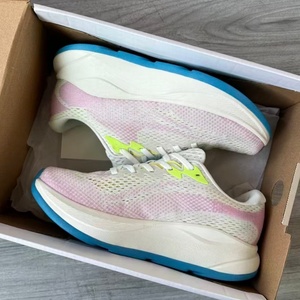 รองเท้าวิ่งผู้หญิง HOKAS รุ่น Powder Soft Evening Gradient ระบายอากาศได้ดี พื้นรองเท้าหนา น้ำหนักเบา เหมาะสำหรับการฝึกซ้อมมาราธอน - Product Image 5
