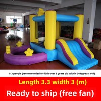 Château gonflable familial pour enfants, petit modèle d'extérieur et d'intérieur pour usage domestique, avec toboggan et trampoline.