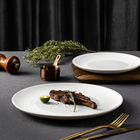 Vente en gros d'assiettes à steak YAYU élégantes européennes blanches mates glaçure plats de service moléculaires apéritif français assiette de présentation en porcelaine