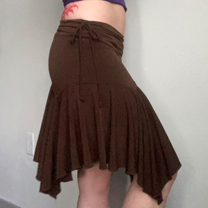 Jupe midi en maille unie taille basse avec lien à nouer, ourlet asymétrique, coupe ajustée, décontractée, élégante et polyvalente pour femme, idéale pour l'été - Product Image 3