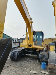 Excavatrice Komatsu PC300-7 d'origine japonaise avec moteur SAA6D114E, chenilles et rouleaux légèrement usés, compartiment moteur propre et bien entretenu. - Product Image 6