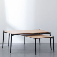Meubles de salon en gros, style scandinave minimaliste, table basse rectangulaire à profil bas avec plateau en bois de chêne, structure en métal noir