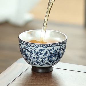 Taza Maestra de Cerámica Ru Ware Azul y Blanca con Diseño de Loto y Caja de Regalo para Beber Té - Product Image 3