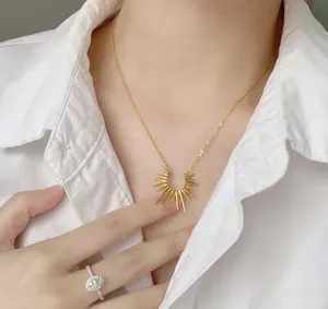 Perhiasan tinggi mode baja tahan karat liontin cakram matahari perhiasan kalung kustom berlapis emas 18k gembok tidak memudar kalung wanita