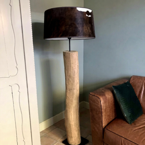 Lámpara de Pie con Base de Tronco de Acacia, Estilo Rústico, Madera Natural, Pantalla de Tela Marrón, Decoración Moderna para Sala de Estar o Dormitorio - Product Image 1