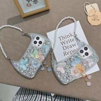 Coque de téléphone de luxe antichoc pour femme avec dragonne diamantée, strass, papillon, perle et fleur pour iPhone 13/14/15/16/17