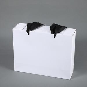 Bolsa de regalo de cartón blanco impresa personalizada reciclable Boutique tienda de ropa embalaje con logotipo impreso en color Material de papel - Product Image 3