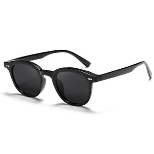 Gafas de Sol Greyjack 23009, Montura Negra de PC, Lentes TAC con Protección UV400, Unisex, Estilo Urbano y Moderno - Product Image 3