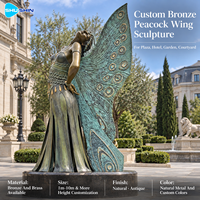 Sculpture élégante en bronze d'aile de paon, finition patinée, en laiton et cuivre, art personnalisé de figure féminine pour hôtel, jardin, cour, place publique