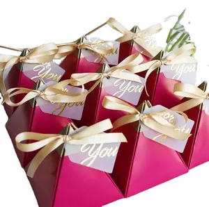 Grosir kotak hadiah kualitas tinggi segitiga kustom kotak hadiah pernikahan kertas kotak cokelat permen dengan pita dan tag