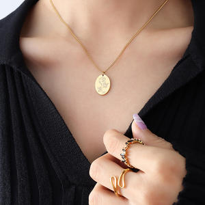 Collana con Ciondolo a Forma di Rosa Geometrica in Acciaio Inossidabile Placcato Oro 18k di Alta Qualità per Uso Quotidiano - Product Image 4