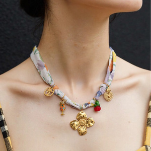 สร้อยคอจี้ลายดอกไม้สไตล์โบฮีเมียนพร้อมจี้ห้อยประดับ โซ่คล้องไหปลาร้าโลหะผสมสังกะสี เครื่องประดับแฟชั่นสำหรับวันหยุด - Product Image 1