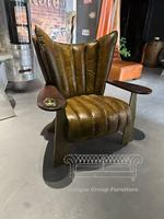 Fauteuil de salon vintage en cuir véritable ciré, style gentleman rétro, avec plateau latéral et pieds en métal martelé