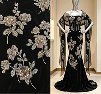 Tissu de luxe chinois épais en velours brodé de fleurs de pêcher 3D avec sequins pour robes et cheongsams à trame épaisse