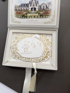 Caja de Invitación de Boda de Lujo en Forma de Libro, Reciclable, de Cartón Color Marfil, con Diseño de Cisne en Lámina Dorada, Forro de Satén, Cinta Decorativa, Caja Personalizada - Product Image 2