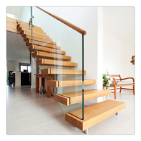 Escalier flottant en béton préfabriqué avec marches en érable, garde-corps intégré et système d'éclairage encastré
