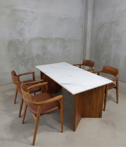 Ensemble de table à manger minimaliste de style mid-century modern avec base sculpturale en teck et fauteuils en cuir - Product Image 2