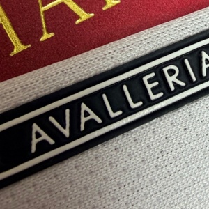 Etiquetas personalizables de poliéster exquisito con transferencia térmica, etiquetas rectangulares para prendas, bolsas y logotipos. - Product Image 2