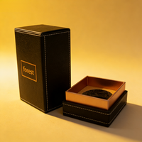 Boîte cadeau en papier écologique Forest Packing, impression personnalisée pour emballage avec logo, noire, pour une seule bouteille de parfum, texture cuir.