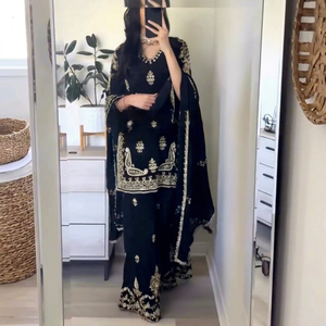Ensemble de fête indien pakistanais stylé pour l'hiver, confectionné sur mesure, comprenant un haut, un sharara, un plazzo et un dupatta en Georgette lourde réversible et moderne. - Product Image 1