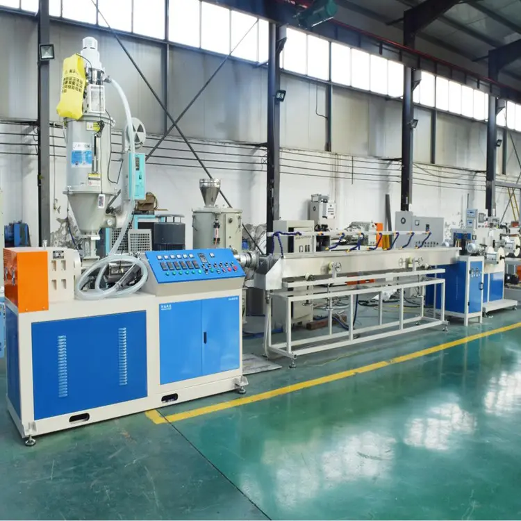 Machine d'extrusion automatique de meubles en rotin plastique Machine d'extrusion de rotin en HDPE Machine de fabrication de rotin pour meubles