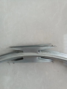 Fil de concertina en acier BTO-22 CBT-65 de haute qualité, fil barbelé rasoir, facile à installer - Product Image 3