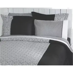 Edredón Baruk Negro Tamaño King con Patrón Geométrico de Poliéster y Algodón, Ropa de Cama Moderna para el Hogar con 3 Cojines de Resorte - Product Image 1