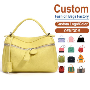 กระเป๋าหนังฟูลเกรนแบบสะพายข้าง ลายหนังเม็ดเล็กอย่างดี ปิดฝาปิดแบบซิปคู่ พร้อมสายรัดด้านข้างแบบเชือกรูดพร้อมตัวล็อคแบบวงกลม - Product Image 1