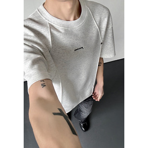 HT26307 T-shirt da uomo nuova estiva con rivetti 3D e pieghe, vestibilità ampia, casual, di alta qualità, alla moda, a maniche corte, per tutti i giorni, per giovani. - Product Image 3
